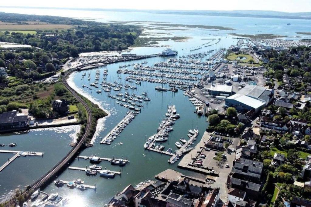 Stunning Luxury Apartment In Central Lymington Exterior foto